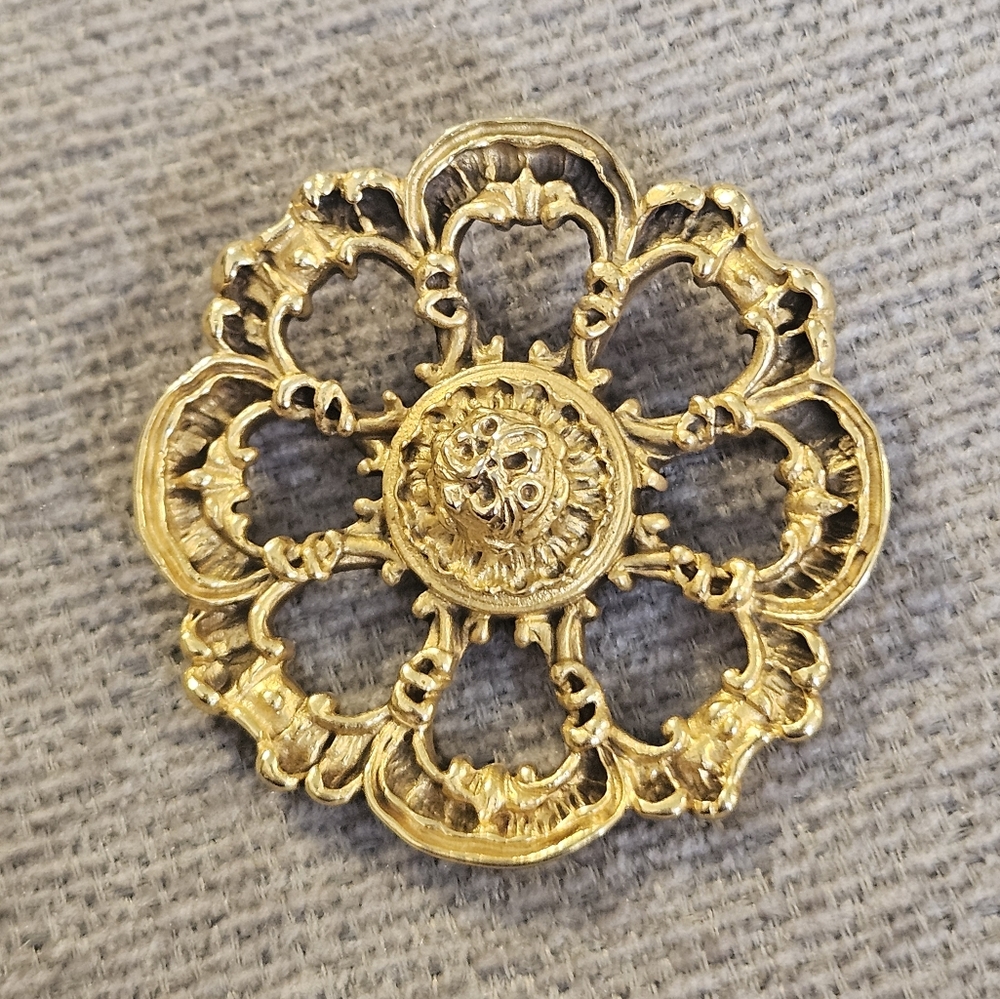 1985 Metropolitan Museum Of Art Gold Tone Ornate Filigree Flower Brooch Pendant
